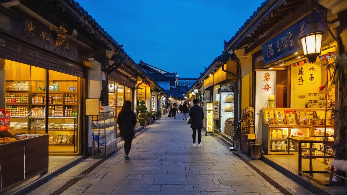 8 Best street life at dusk