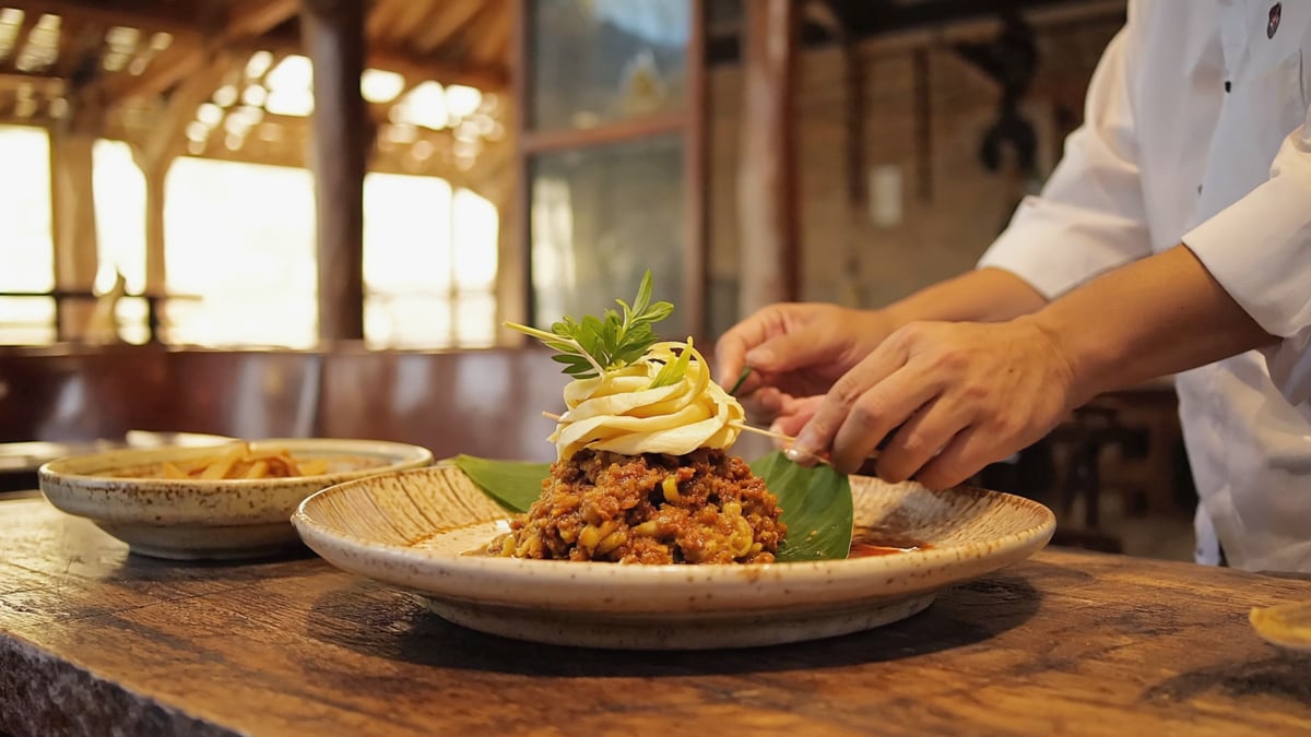 Traditional How cuisine and local dining