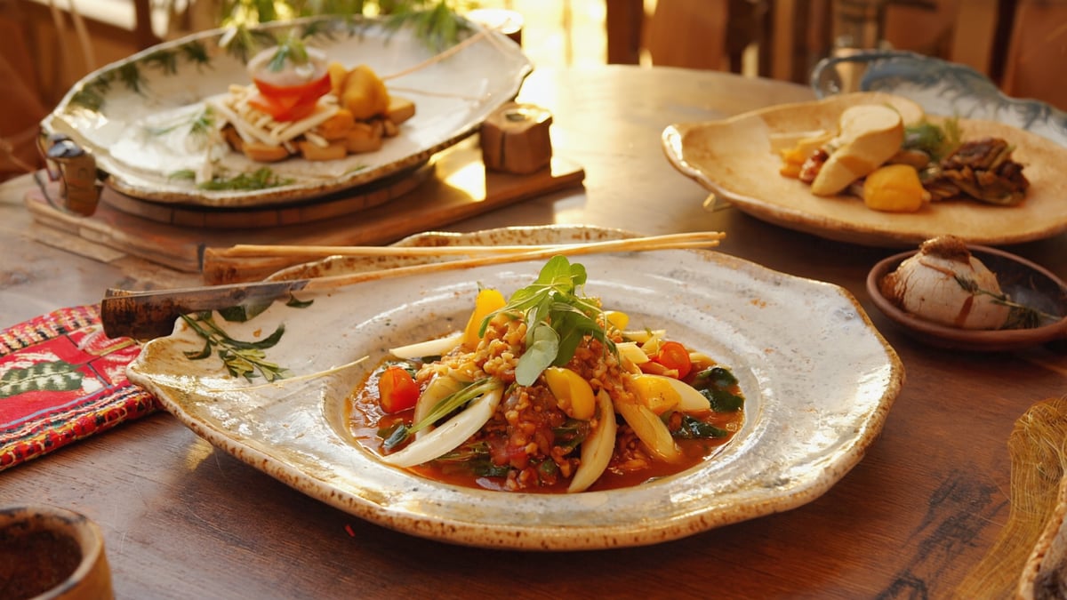 Traditional How cuisine and local dining
