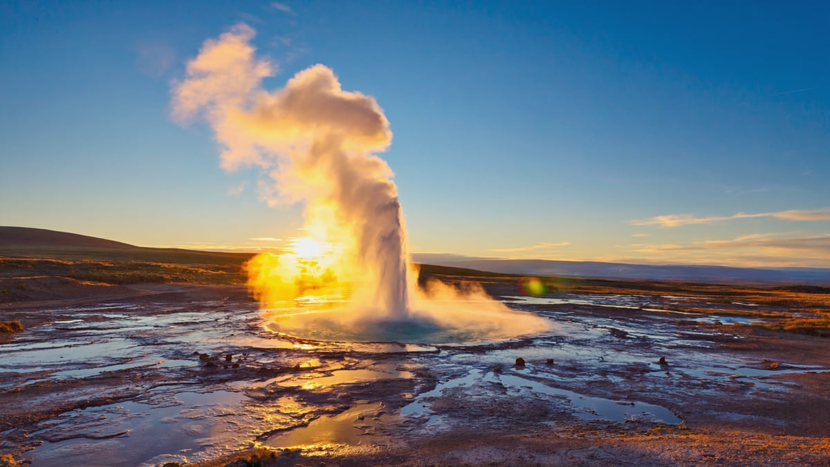 Geysir Strokkur hot spring eruption