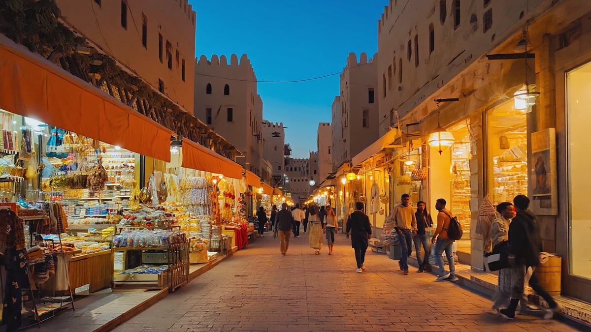 Jordan Holiday street life at dusk