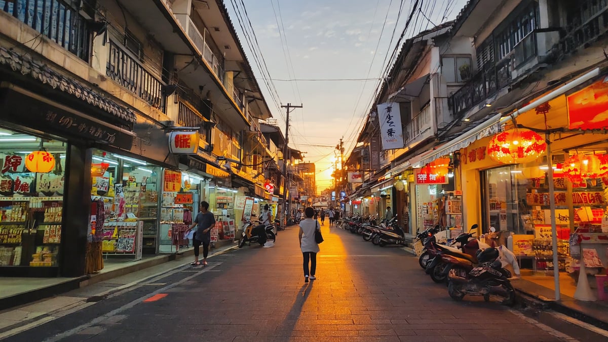 Phuket Holiday street life at dusk