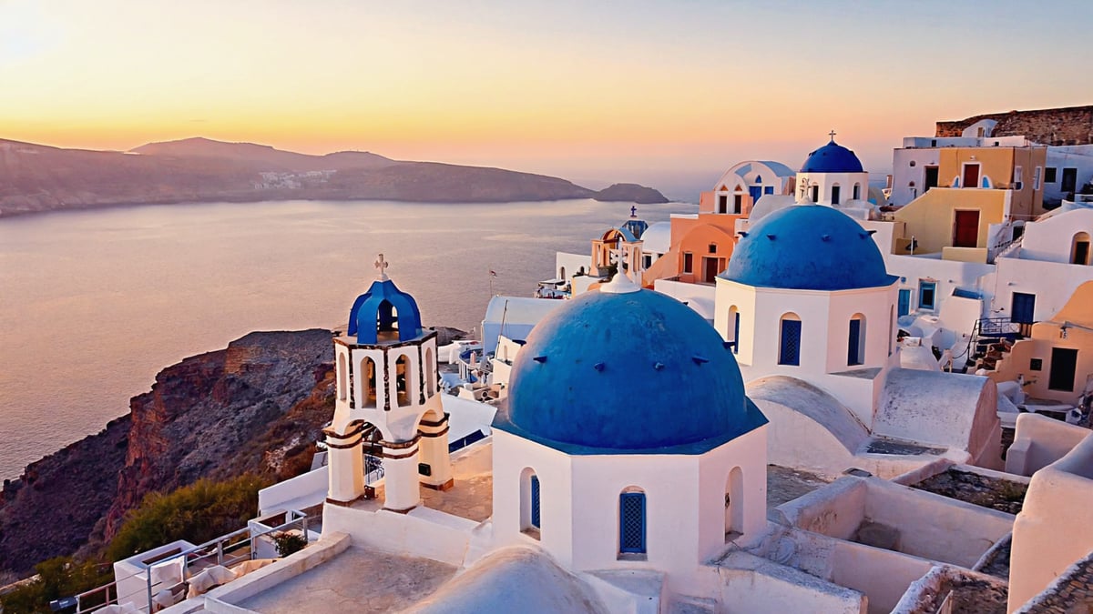 Santorini Holiday Guide: Sunsets, Caldera Views & Greek Island Magic